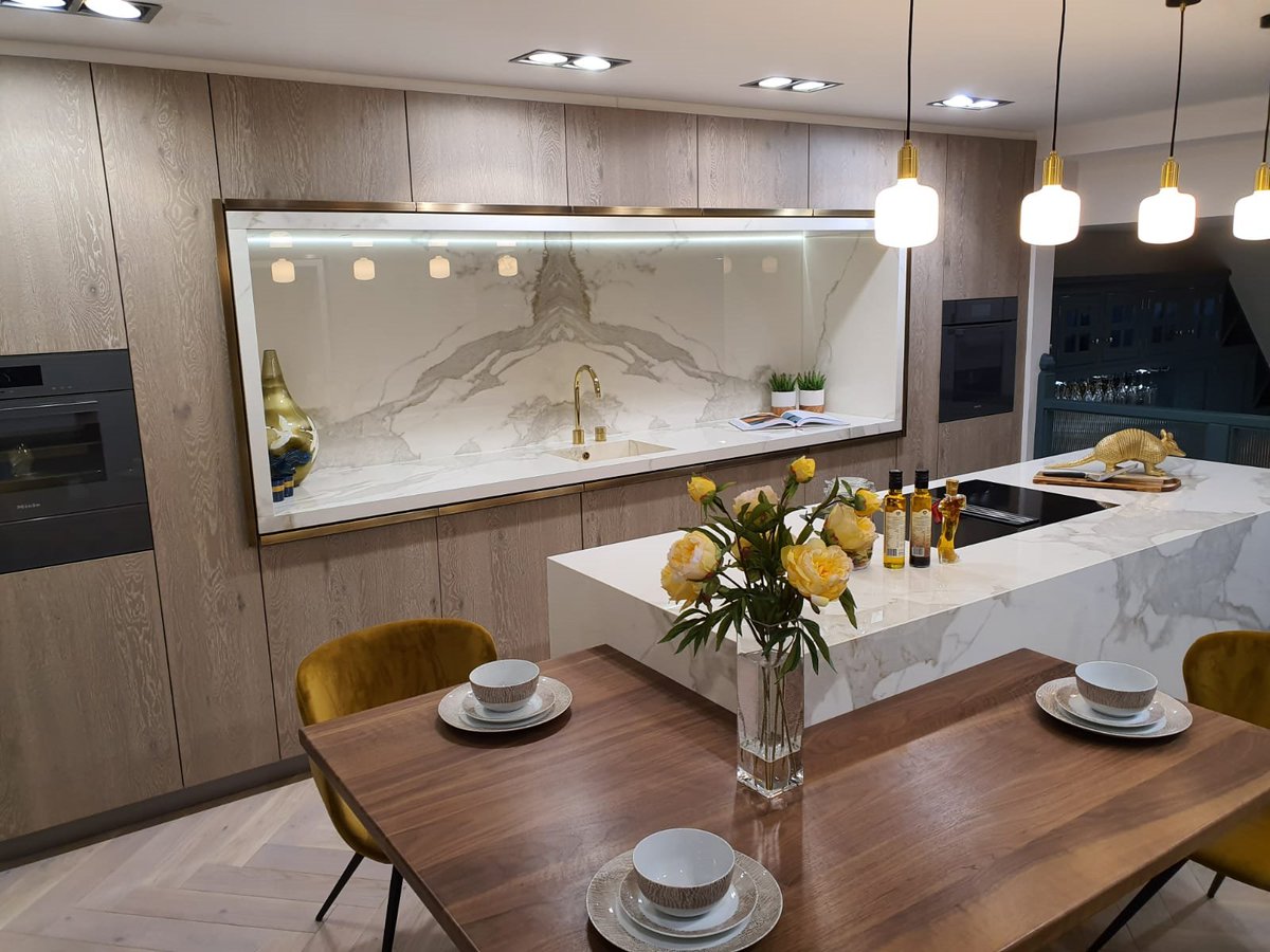 DesignBrandt's tweet photo. Dining space without a dining room with @DesignBrandt
#kitchens #design #dining #interiors #inspiration #banquette #benchseating #table #breakfastbar #barstyle #furniture #kbb https://t.co/FIU8V5zXIJ