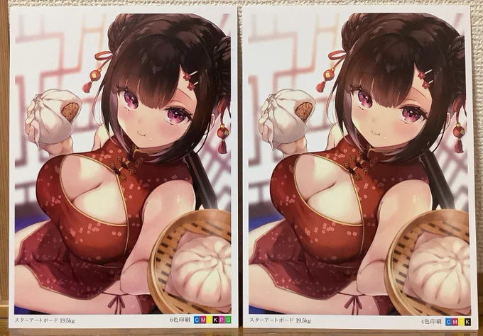 栄光さんからRGBデータの6色印刷のお試しが届きました!6色(左側)は鮮やかな色がくすまずモニターで確認した色味に近いです。4色(右)と比較すると全然違いますね。これはすごい #栄光6色印刷 