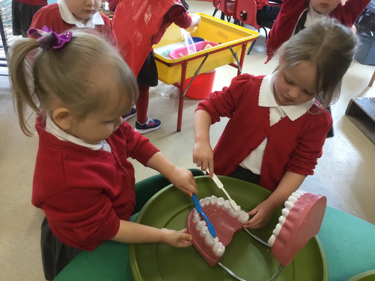 JulieMaundrill's tweet photo. The Nursery children this week are learning how we keep ourselves clean. We have bathed the babies &amp; cleaned the giants teeth! @JigsawPSHE @BPS_Harman @MrCapewell77 #KeepingClean #WashingHands #BlowingOurNose https://t.co/YKu2a2XjjJ