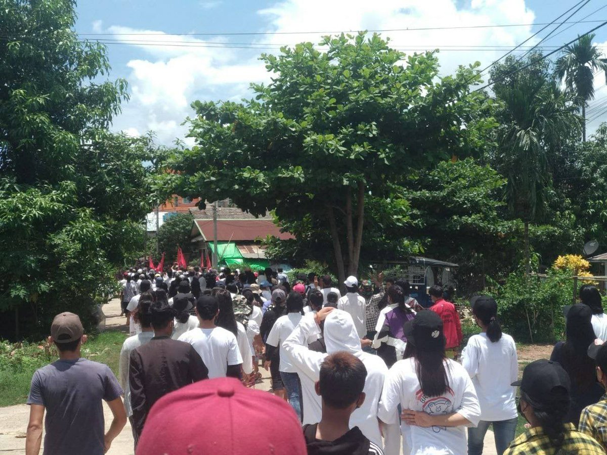 Myanmar_Now_Eng's tweet photo. Youths and locals, clad mainly in white, rallied against the coup regime today (May 10) in Dawei, Tanintharyi. 

#WhatsHappeningInMyanmar https://t.co/YccnwMlJRq