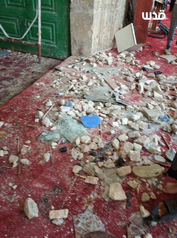 BREAKINGIsraeli forces withdraw to periphery of Masjid al-Aqsa leaving a trail of destruction and debris.Worshippers and Awqaf staff cleaning the Masjid at this hour, and injured receiving medical treatment.*Palestine Information Network* @firstqiblah #MasjidAlAqsa