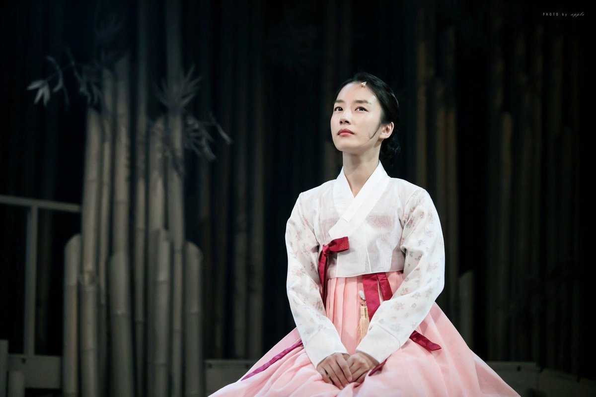 Kwak_Project's tweet photo. She once gaining lots of attention for her musical photos on Theqoo💛

"Wow... So pretty..."

"She is also good at singingㅠㅠ"

"Looks so beautiful and elegant in hanbok~~"

#KwakSunshine https://t.co/3EDAauYceM