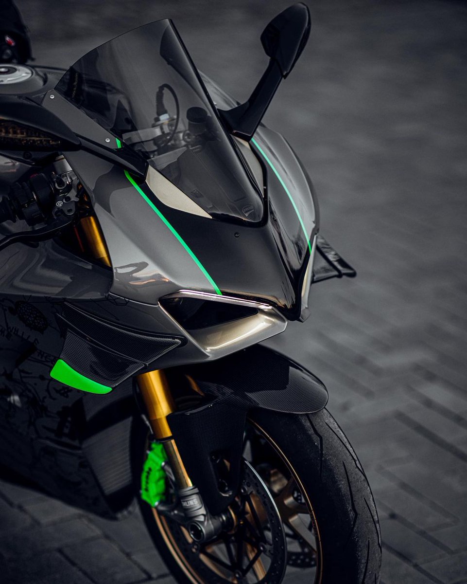 DucatiUK's tweet photo. Artist @josephklibansky created this one of a kind “art bike” by completely stripping a Panigale V4 S and repainting everything in a metallic Nardo grey with black and fluorescent green accents
#Ducati #PanigaleV4 #CustomDucati https://t.co/6YTP2DQhv5