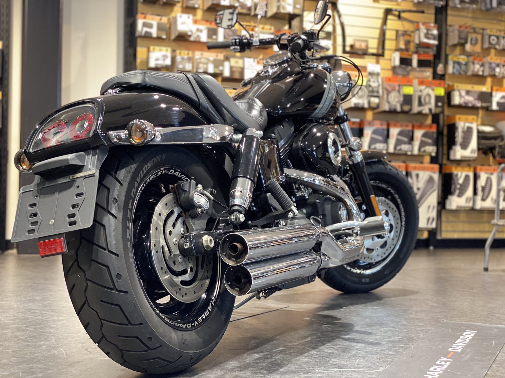 ハーレーダビッドソン徳島 この角度からのハーレーってかっこいい ハーレーを見る時 撮影する時 右斜め後ろからがすごく かっこいい 人それぞれ違うでしょうがこの角度かっこいい 中古車 ファットボブ Fxdf 14年モデル 車両価格