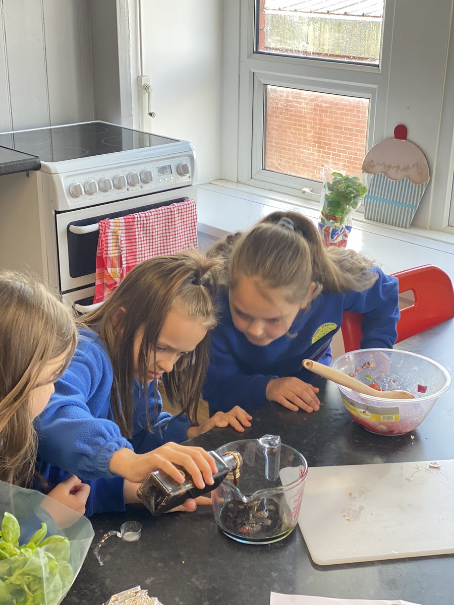 CadoxtonPS's tweet photo. Real life weighing and measuring skills in action #UnderstandingWhy #Numeracy #LetsEatWell https://t.co/arJtGK5LyY