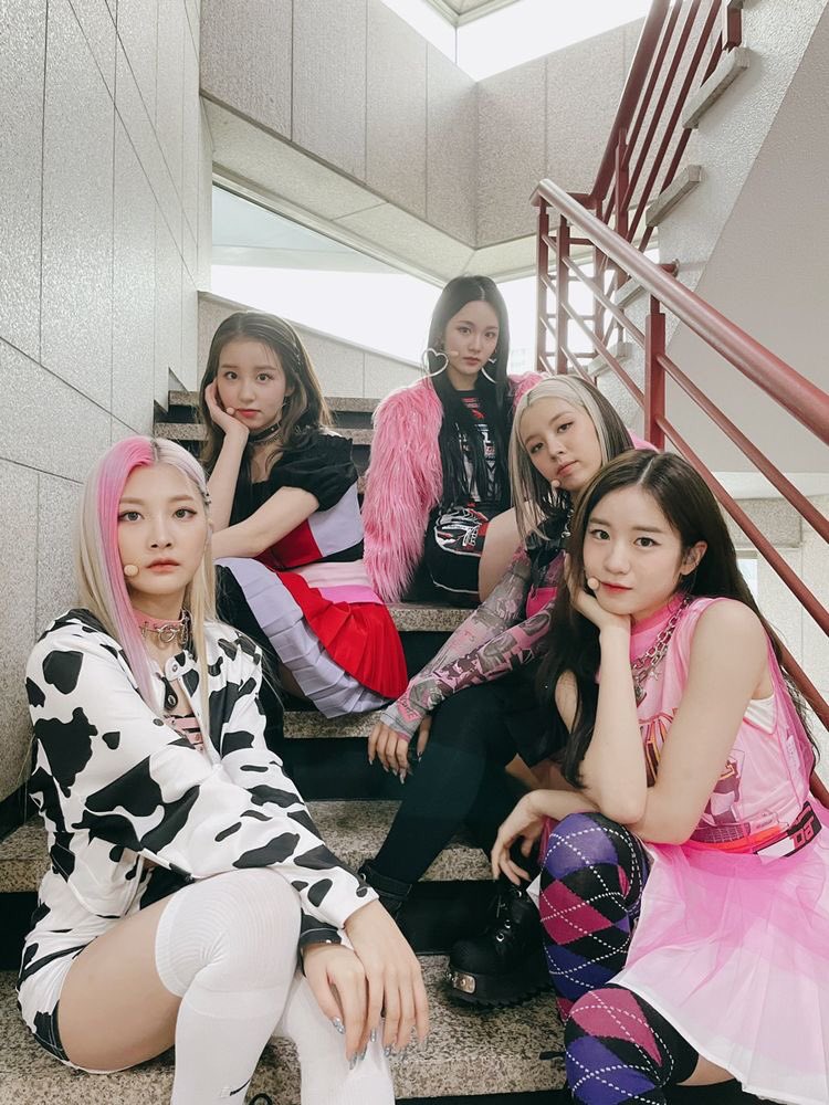 chaeizu's tweet image. #HAPPYWOOAHDAY 
와, 1년이 다 됐네요! 저는 여러분 모두가 이룬 모든 업적이 자랑스럽습니다. 오늘은 좋은 날이에요, 제가 1년 동안 여러분의 음악을 지지하고 즐겼다는 것을 알고 있어요! 🥺