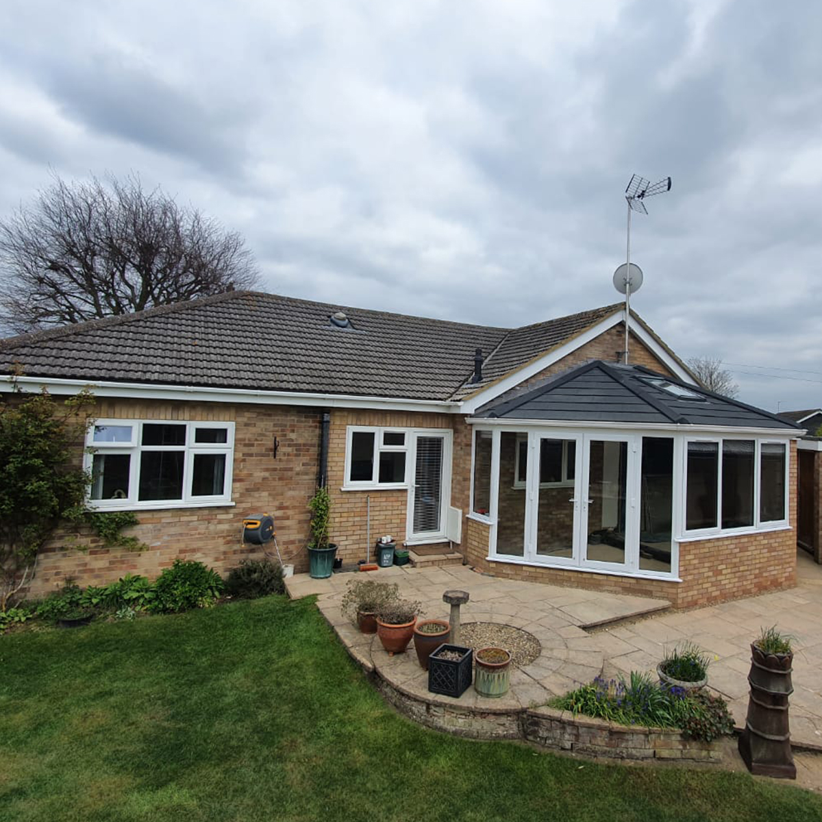 👌 This living space that we’ve just completed in Thame, Oxfordshire, makes for a perfect extension of the house. 

It has white UPVC frames, including French doors, and a solid roof with charcoal grey tiles.