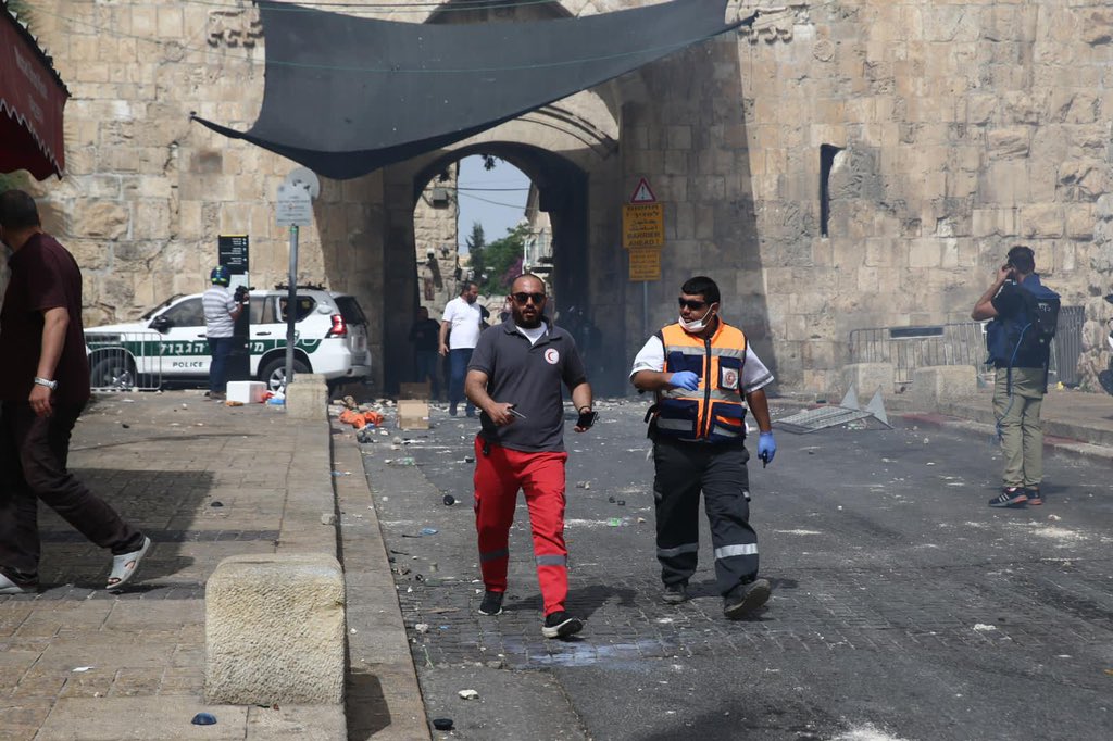 amaalfalastin's tweet photo. مباشر الآن. شوارع القدس العتيقة منطقة باب الأسباط جرحى الأقصى والقدس. #الشيخ_جراح #الشيخ_جراح_في_خطر #مقاومة #القدس_تنتفض #القدس_تنتصر #القدس_عربية #SaveSheikhJarrah #SavePalestine #SaveSheikhJarraj #انقذوا_حي_الشيخ_الجراح #لن_نرحل #فلسطين_قضيتي #AlAqsaUnderAttack #AlAqsaMosque https://t.co/X46LjFf4cj