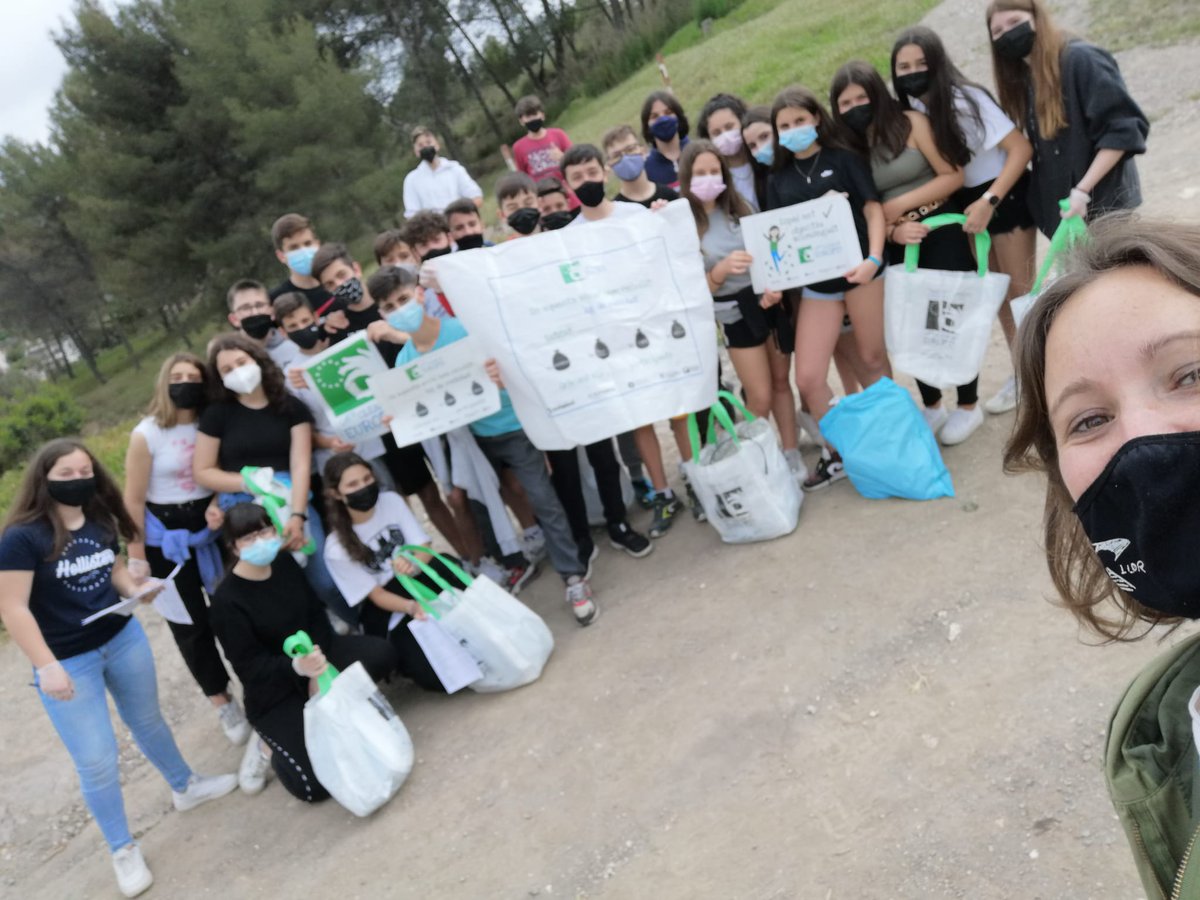 Llor_Fundacio's tweet photo. Divendres les classes de segon d'#ESOLlor van participar en la campanya #LetsCleanUpEurope!♻️
💚Van realitzar una batuda pels bosquets del voltant de l'escola aportant el nostre gra de sorra recollint deixalles. Ens sentim molt orgullosos d'haver col·laborat!
#Llor #ValorsAlLlor https://t.co/MzSzonUzeq