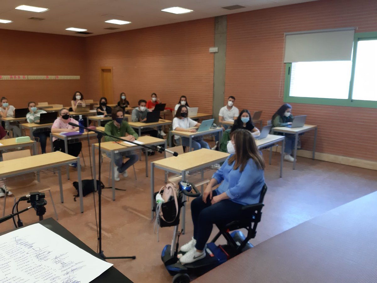 ataemtalavera's tweet photo. Los alumnos de Grado de enfermería de la @FacSalud_UCLM recibieron un seminario impartido por la Psicóloga de ATAEM sobre Afrontamiento Psicológico en pacientes de EM.Contaron con la experiencia de Ana, quien les contó el día a día con la enfermedad. #ataem #em https://t.co/1eTWxpH1Yv