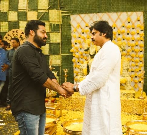 aravindak0's tweet photo. Get well soon @tarak9999 garu. Wish for your speedy recovery 🙏 🖤
#NTR #GetWellSoonNTRAnna #COVID19 #CovidIndia https://t.co/ItGaQ6QEEX