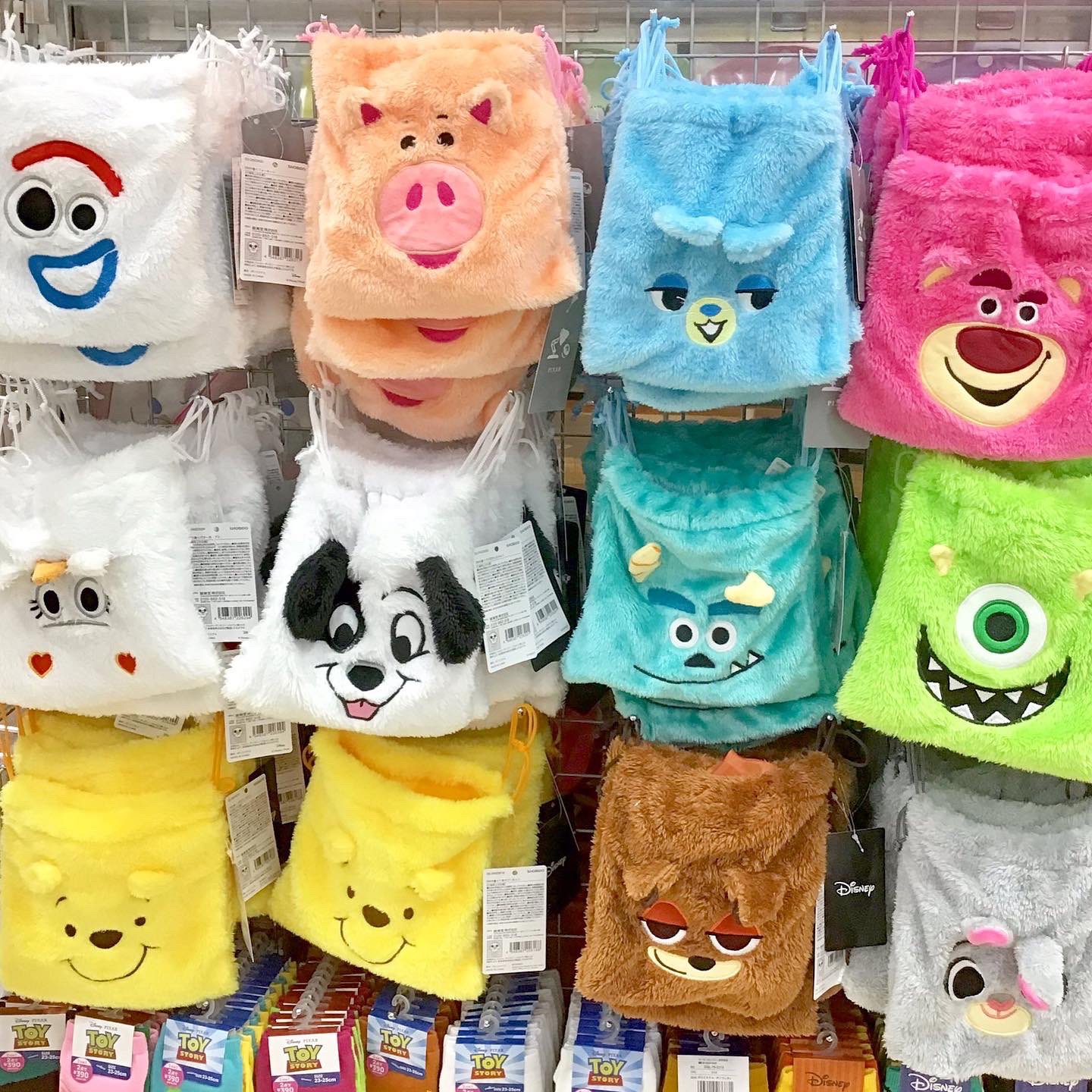 サンキューマート 公式 サンキューマート限定ディズニーグッズに ぬいぐるみ巾着 が新登場 ふわふわ触り心地抜群 バッグの中が可愛くまとまる 手に入るのはサンキューマートだけ もちろん全品390円 税込429円 全国店舗にて新発売中です