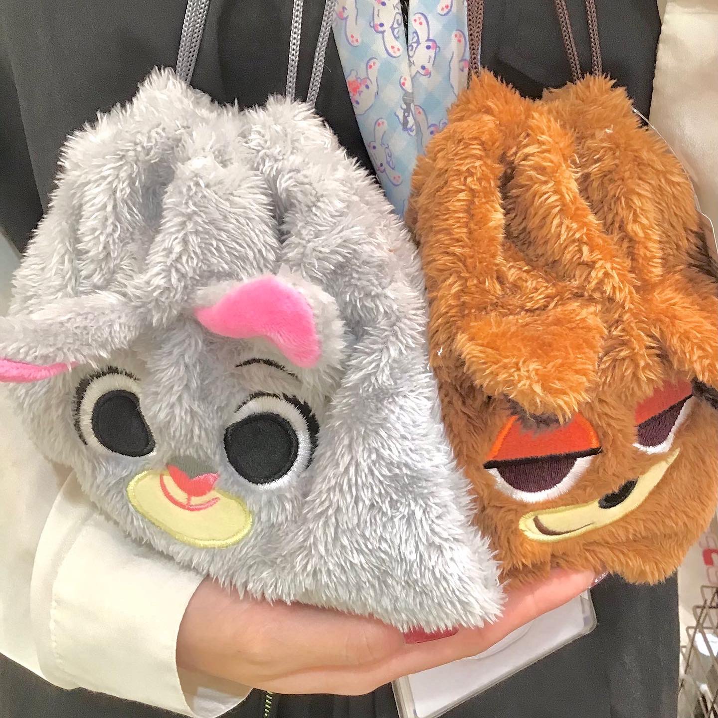 サンキューマート 公式 サンキューマート限定ディズニーグッズに ぬいぐるみ巾着 が新登場 ふわふわ触り心地抜群 バッグの中が可愛くまとまる 手に入るのはサンキューマートだけ もちろん全品390円 税込429円 全国店舗にて新発売中です