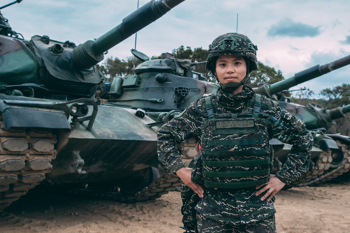 在今年首場的三軍聯合作戰訓練測考中，#海軍陸戰隊 勤訓精練的成果令人印象深刻，其中擔任操演單位戰車射擊指揮官的陳柔安上尉，以巾幗不讓鬚眉之姿展現出專業領導風範；她是99旅戰車營戰二連的連長，也是海軍陸戰隊首位戰車部隊的女性主官。

@MoNDefense #GoNavy #MarineCorps