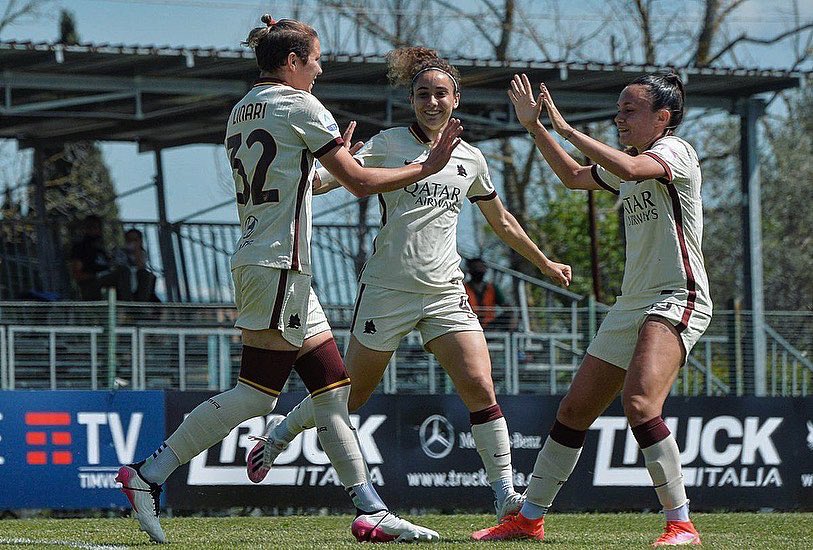 ElenaLinari's tweet photo. Contenta per il mio primo goal con @ASRomaFemminile ma dispiaciuta per il pareggio finale. Un risultato che però ci permetterà di crescere e non scalfirà assolutamente il carattere e la determinazione di questa squadra!! #florentiaroma #el32 #PrimoGoal 💛❤️ https://t.co/8EMwrbYuyU