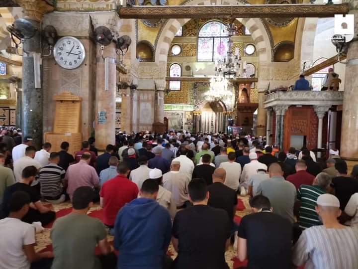 Worshippers perform Salatus Shukr after Israeli forces withdraw to periphery of Aqsa and settlers are unable to enter