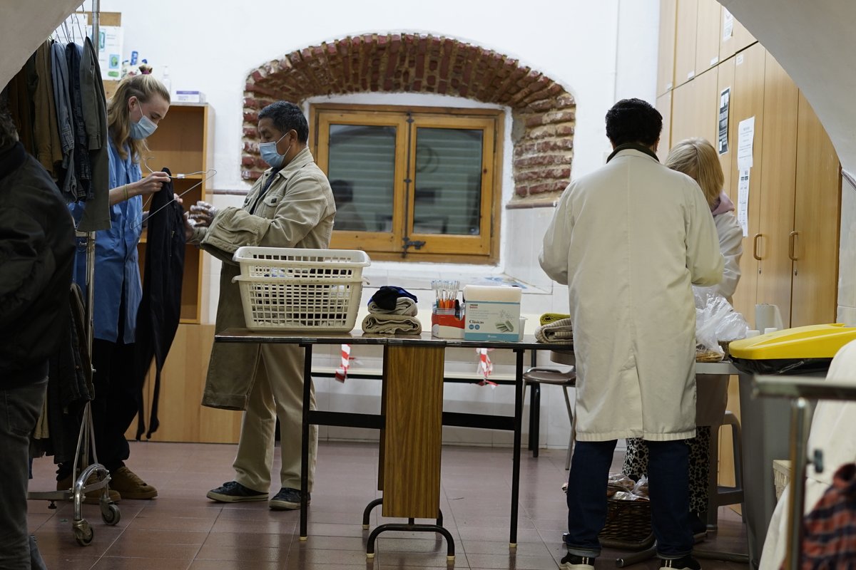 CentreHEURA's tweet photo. 👉Cada tarda oferim el servei d'higiene on els usuaris poden accedir a dutxes, canvi de roba, higiene bucal...

Una rutina que no és fàcil d'aconseguir quan no tens una llar on dormir. Les nostres voluntàries ajuden a fer front alguns dels obstacles del #sensellarisme 💚 https://t.co/1tAIOEwPLH