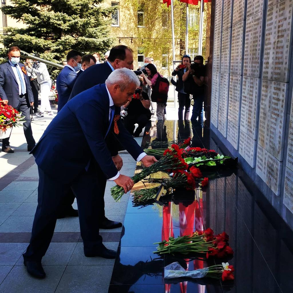 duma_Nsk's tweet photo. В День 76-ой годовщины Победы советского народа в Великой Отечественной войне в Новокуйбышевске к мемориальному комплексу "Вечный огонь" возложили цветы https://t.co/8LC3wiExN9