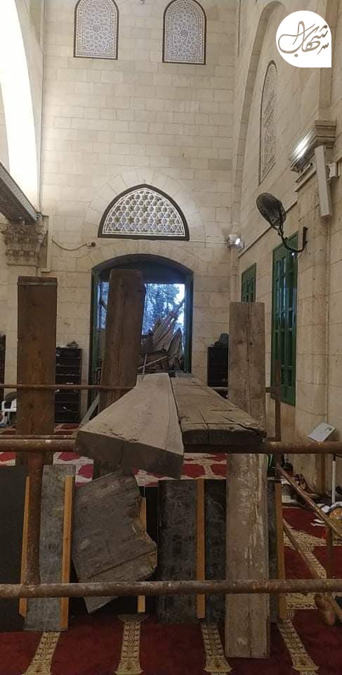 Erarslanur's tweet photo. Bir mabed,hak hukuk bilmeyen işgalci Israillilerin ayaklari altında çiğnenmesin diye,göğsüne namahrem eli değmesin diye kapilari bu şekilde kapatılıyor,bu şekil savunulmaya çalışılıyor.Bu tablo için başka hangi söze hacet ki..
#AksadaBaskınVar 
#MescidiAksa 
#MescidiAksaDirenisi https://t.co/JL2BBOGgH8