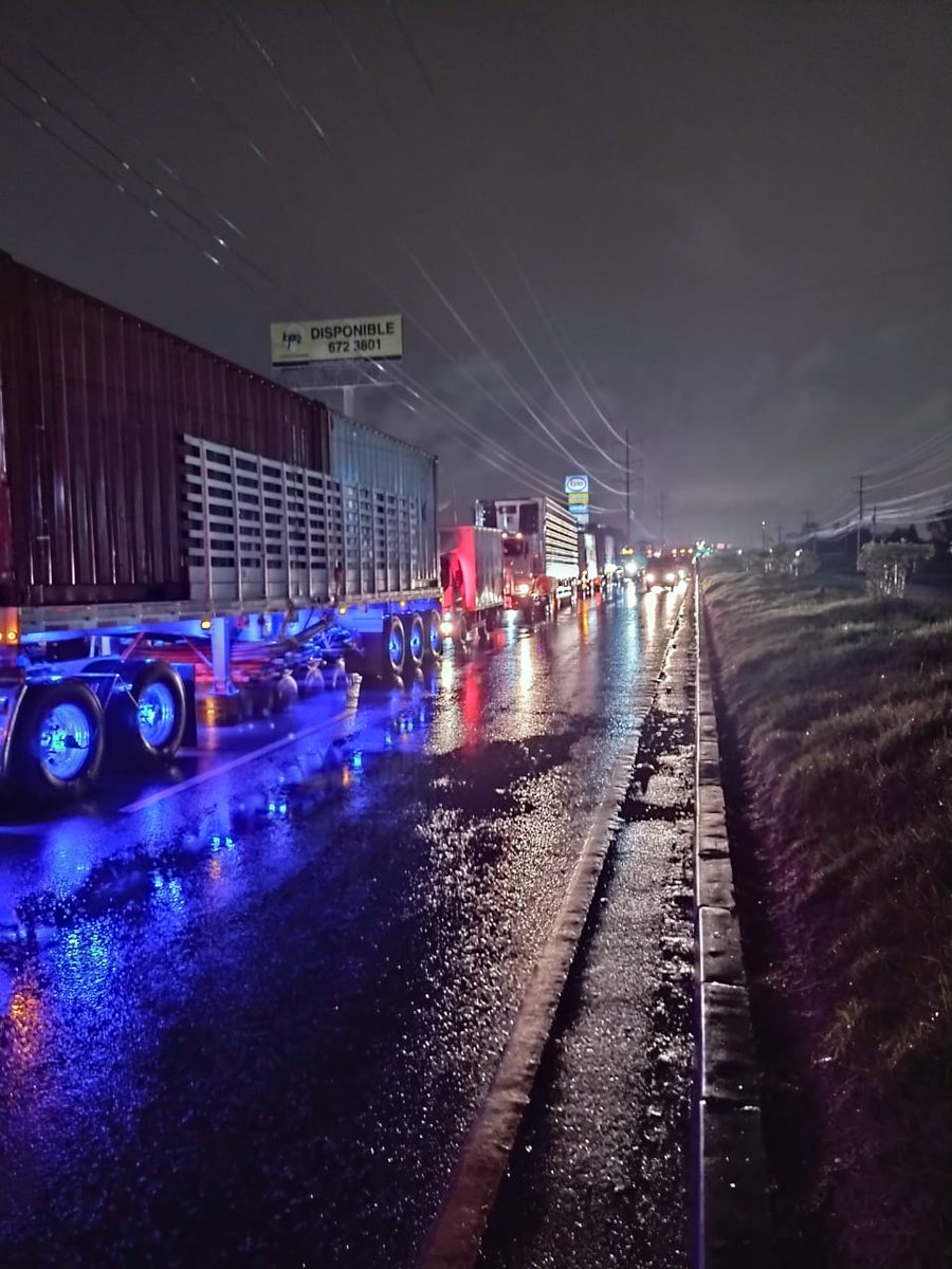 BallesterosLeo's tweet photo. Bogotá amaneció con una de sus principales vías de acceso bloqueada (Calle 80). Paso restringido para vehículos de emergencia, transporte de medicamentos y combustible. Las personas caminan varios kilómetros para llegar a sus trabajos @ArribaBogota @ELTIEMPO @edwinhsua @Citytv https://t.co/PtSdiDhbYN