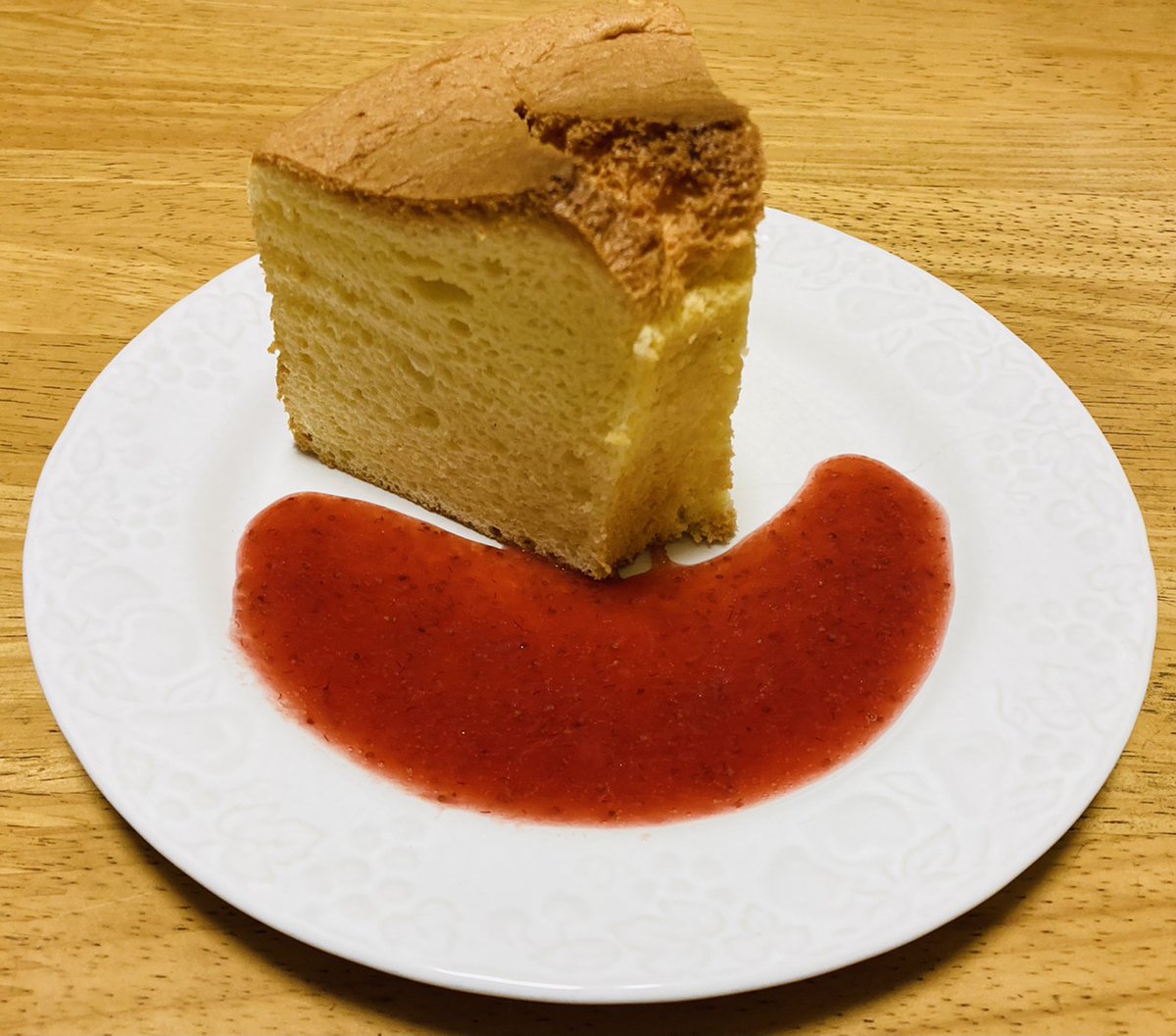 桂竹紋 うちの父がシフォンケーキを作った 甘さ控えめなので苺ジャムを塗って食べるのだが このジャムも手作りだという 甘さも丁度よくケーキもジャムも美味しい こりゃスゴいなぁ