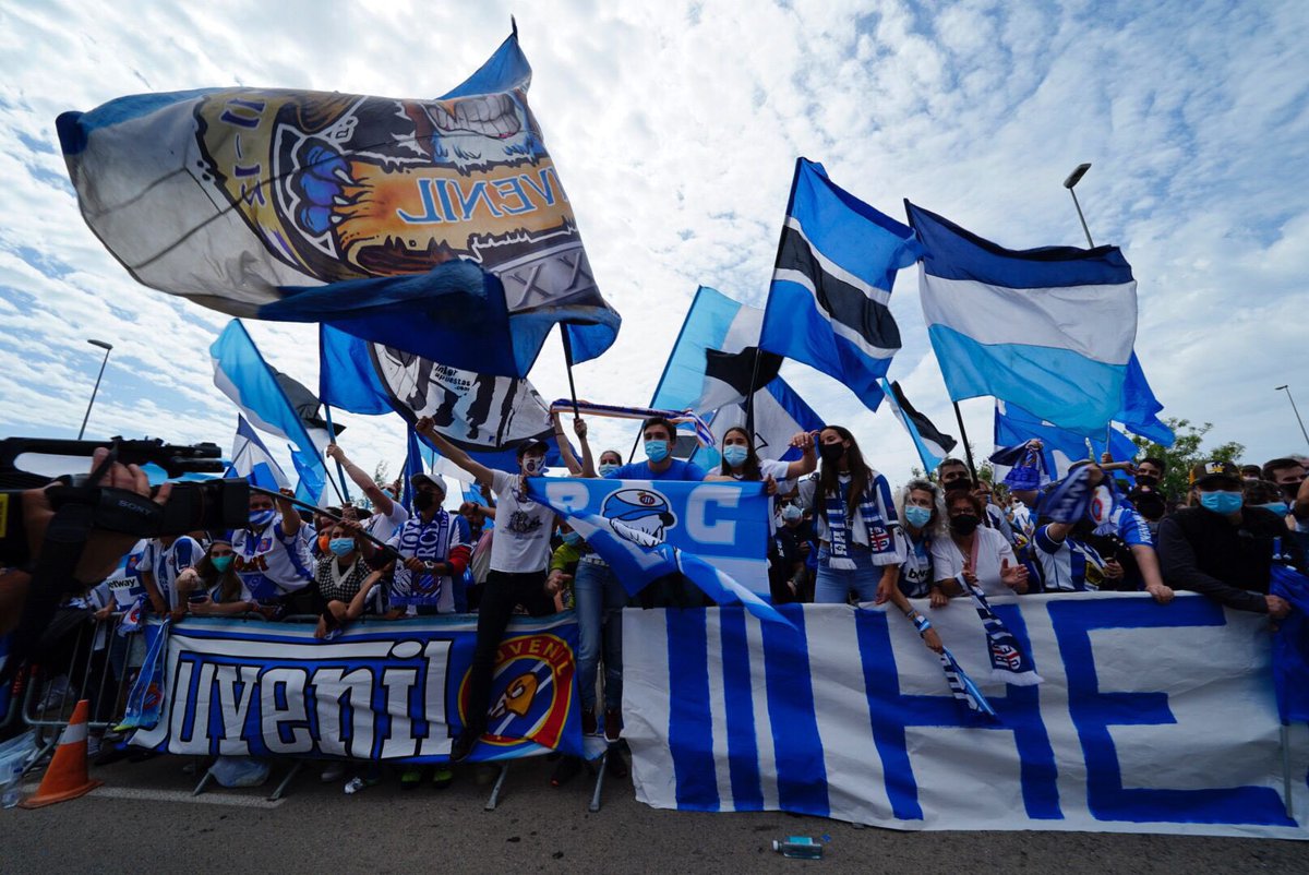 Cualquier palabra se quedaría pequeña delante de esta afición. No habéis podido estar en las gradas, pero habéis sido nuestra fuerza y habéis estado en las buenas y en las malas. Vuestro aliento nos ha guiado a lo largo de toda la temporada. ¡Sois enormes! 🤍💙