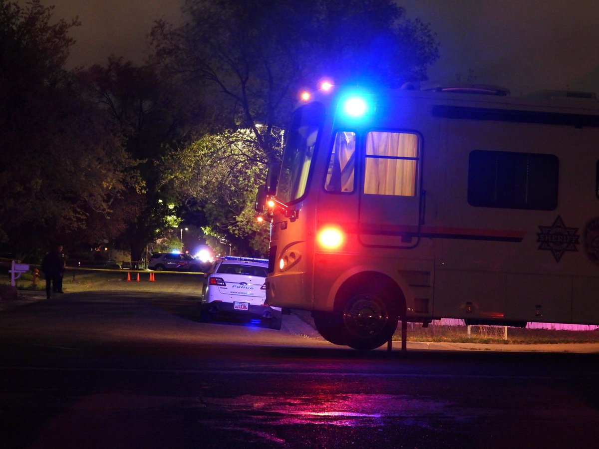 SLCScanner's tweet image. #BreakingNews #WVCPD 3855 S 4800 W. Call of a male breaking windows/possibly trying to enter a residence. Suspect was armed w/metal object. Officers located the male, less lethal attempted but unsuccessful, 1 officer did fire his weapon. Suspect transported in unknown condition.