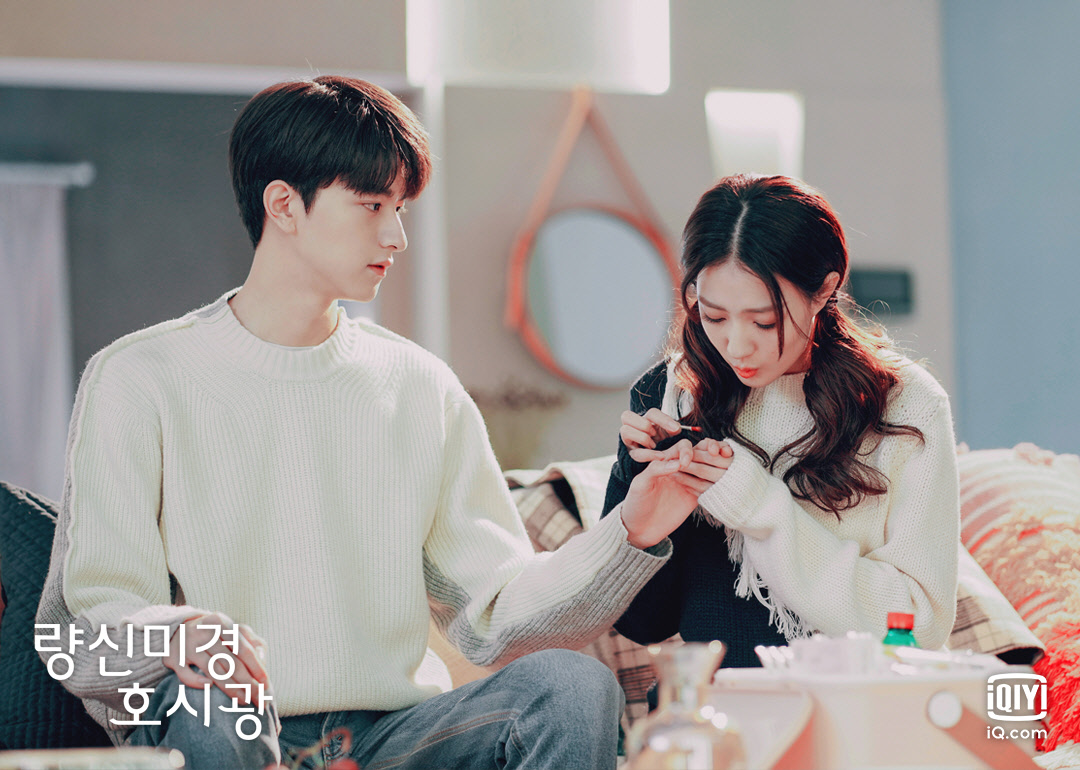 "선배는 붕대 감는 게 서투니까, 나 말고 다른 사람한테는 해주면 안 되겠어요." 지금 #아이치이 에서 #쉬루 #린이 주연의 #량신미경호시광 을 시청하...