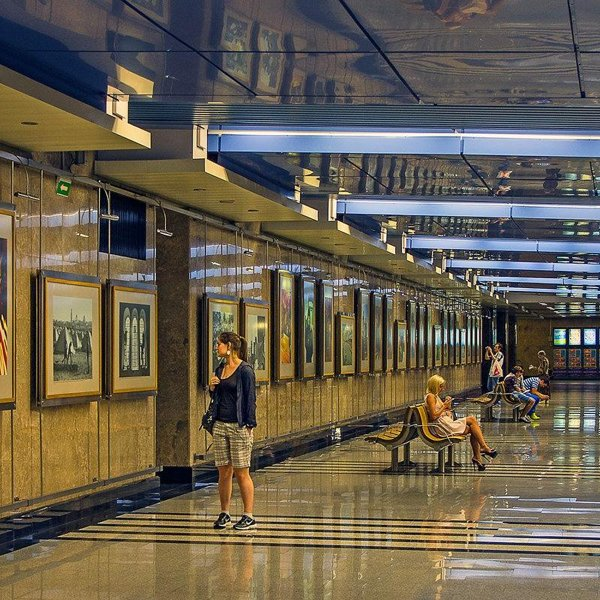 Выставочный центр линия метро. Выставочный центр линия метро. Станция метро выставочная москва. Московский метрополитен станция выставочная. Станция деловой центр москва.