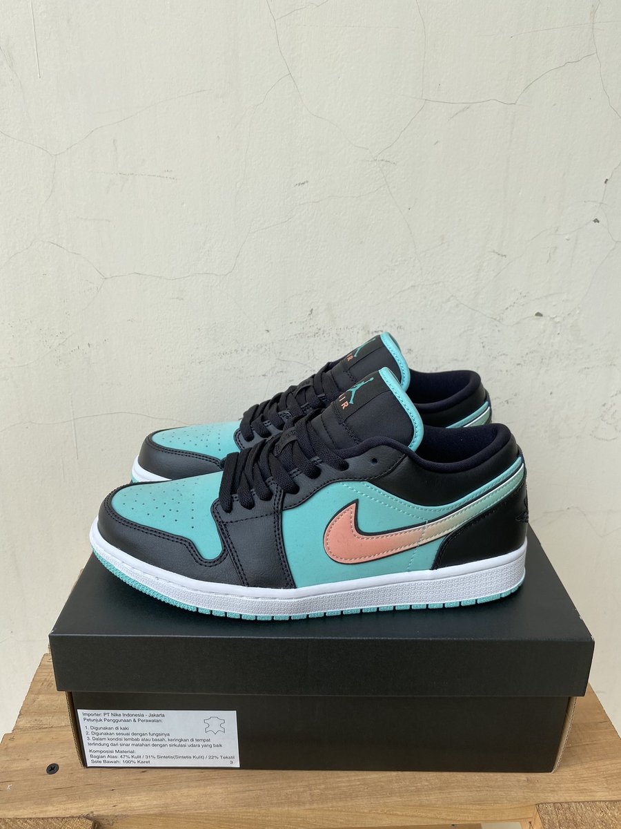 Bantu up mau jualin air jordan ku, agak kekecilan size 9/ 42.5... Colorway tropical twist. Minat dm aja