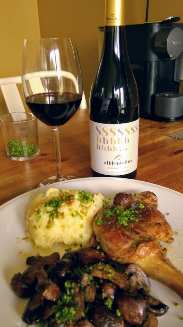 joukesp's tweet photo. #MondayLunch #DuckLeg
Htje used my leftover potato/celeriac mash, added baked brown mushrooms and a duck's leg! Great!
Thanking @DemGourmetCom for suggesting to buy yesterday's Gotim Bru (see earlier post) & this 100% Grenache Noir SSSsshhhhh by @CoopUlldemolins.
A total delight! https://t.co/BrYl7unC2r