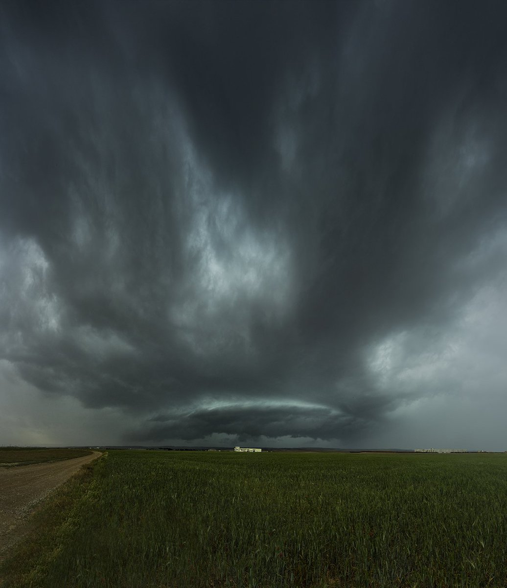 Imagen de la tormenta severa de ayer cerca de Zaragoza capital. Foto como resumen de las 24hr y casi 1.000 km persiguiendo tormentas como ésta.
