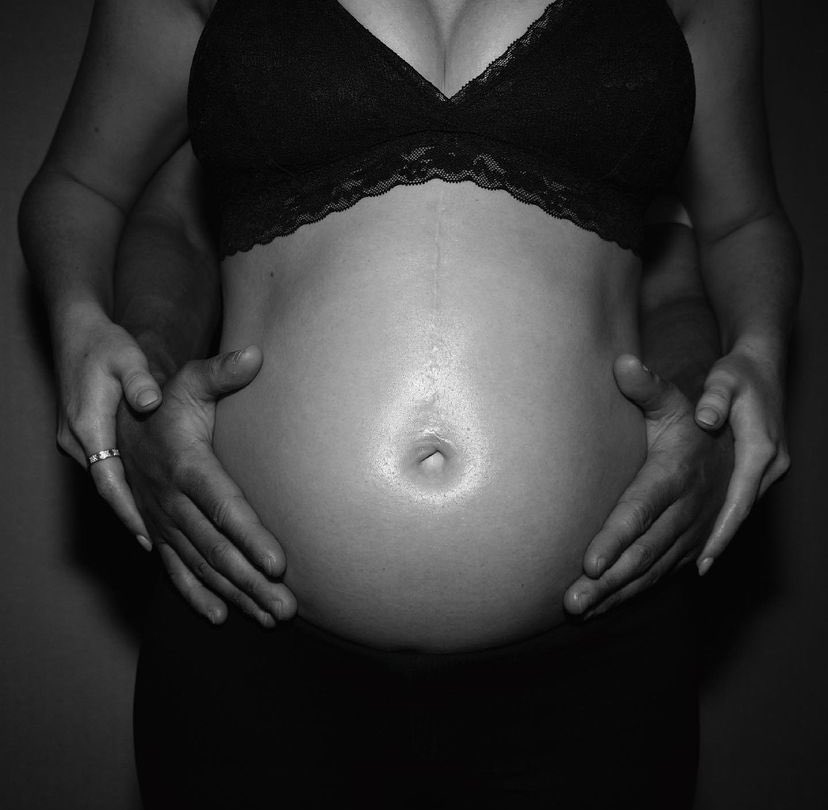 PopCrave's tweet photo. .@LittleMix’s Perrie Edwards announces that she is pregnant with her first child, with Alex Oxlade-Chamberlain. https://t.co/UwgmUfaQg4