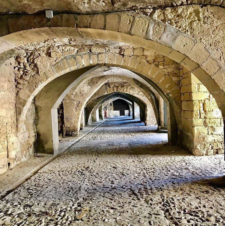 A découvrir. Les charmantes ruelles médiévales de la Petite Cité de Caractère de Sommières dans l'objectif 📸de Clothilde Bdr (Instagram). Venez prendre le temps de vivre dans les villages du Pays de Sommières.
>> ot-sommieres.com/decouvrir/les-…