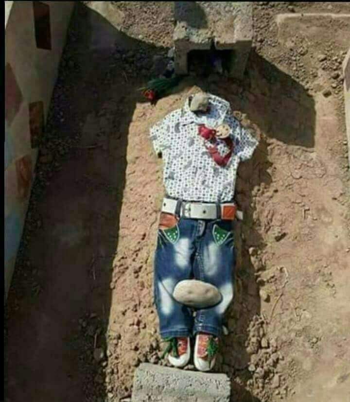 JabirAkhtarKhan's tweet photo. शाम (#सीरिया) में #ईद के मौके पर एक #माँ ने अपनें #शहीद #बेटे के लियें #कपड़े खरीद कर,, #बेटे की #कब्र के उपर रख दियें। 😢😢
इस मनाजिर को लफ्जो में बयान नहीं किया जा सकता, अगर महसूस कर सकते हो तो महसूस करों। 😥😥😥
#istandwithphilistine
#freephilistine https://t.co/xBasCZR81g