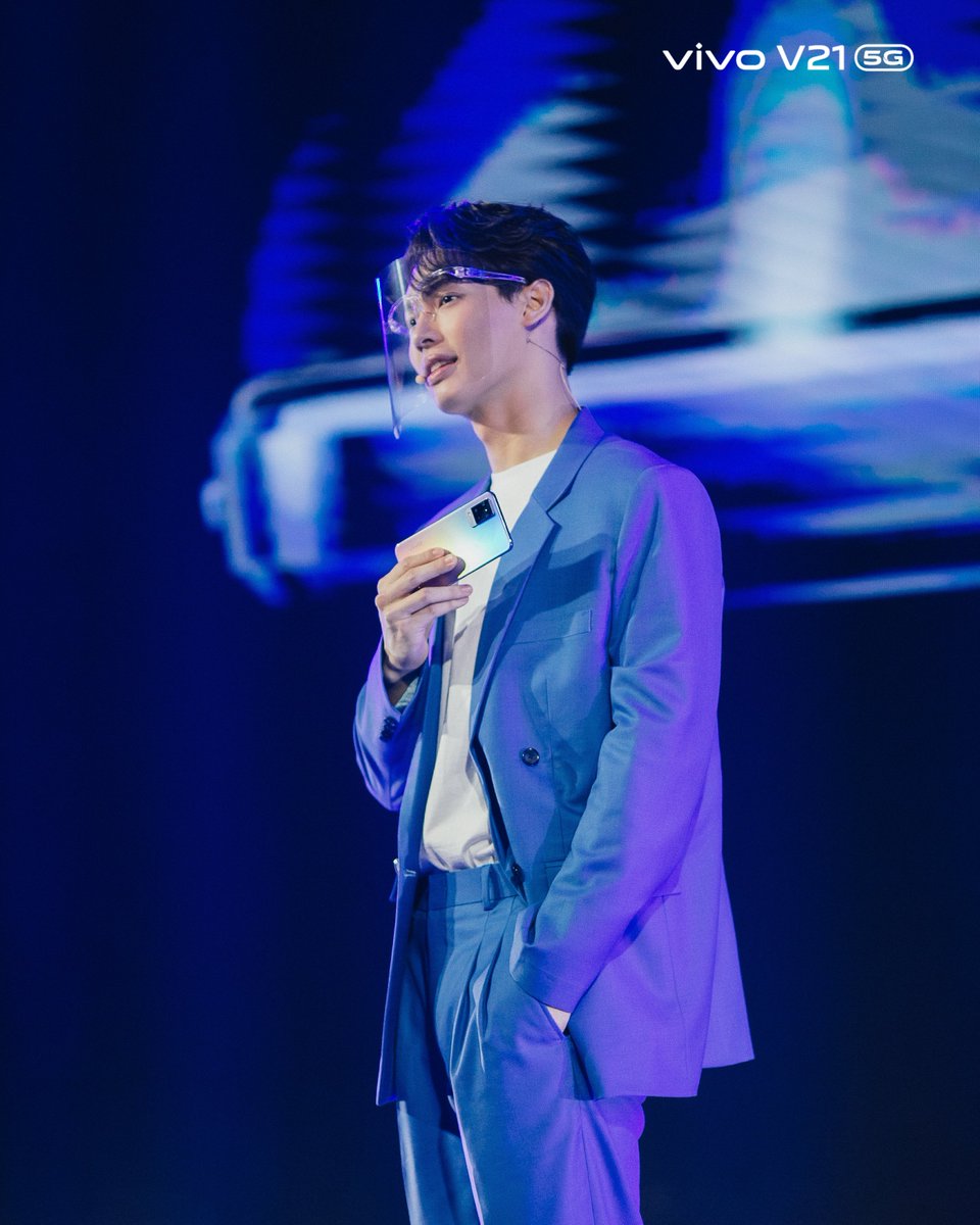 vivoThailand's tweet photo. เปิดตัวแล้ว Vivo V21 5G สมาร์ตโฟนกล้องหน้า 44MP ที่มาพร้อม OIS รุ่นแรกของโลก พร้อมกับเปิดตัวพรีเซนเตอร์คนใหม่ @winmetawin  💙 สามารถติดตามดูภาพบรรยากาศเพิ่มเติมได้ที่  Vivo Official Facebook Page นะครับ

👉 https://t.co/sRuHVw0GPK

 #VivoV215GxWin #VivoV215GLaunch #แค่ไหนก็ใกล้ https://t.co/o9ULiqoGTk