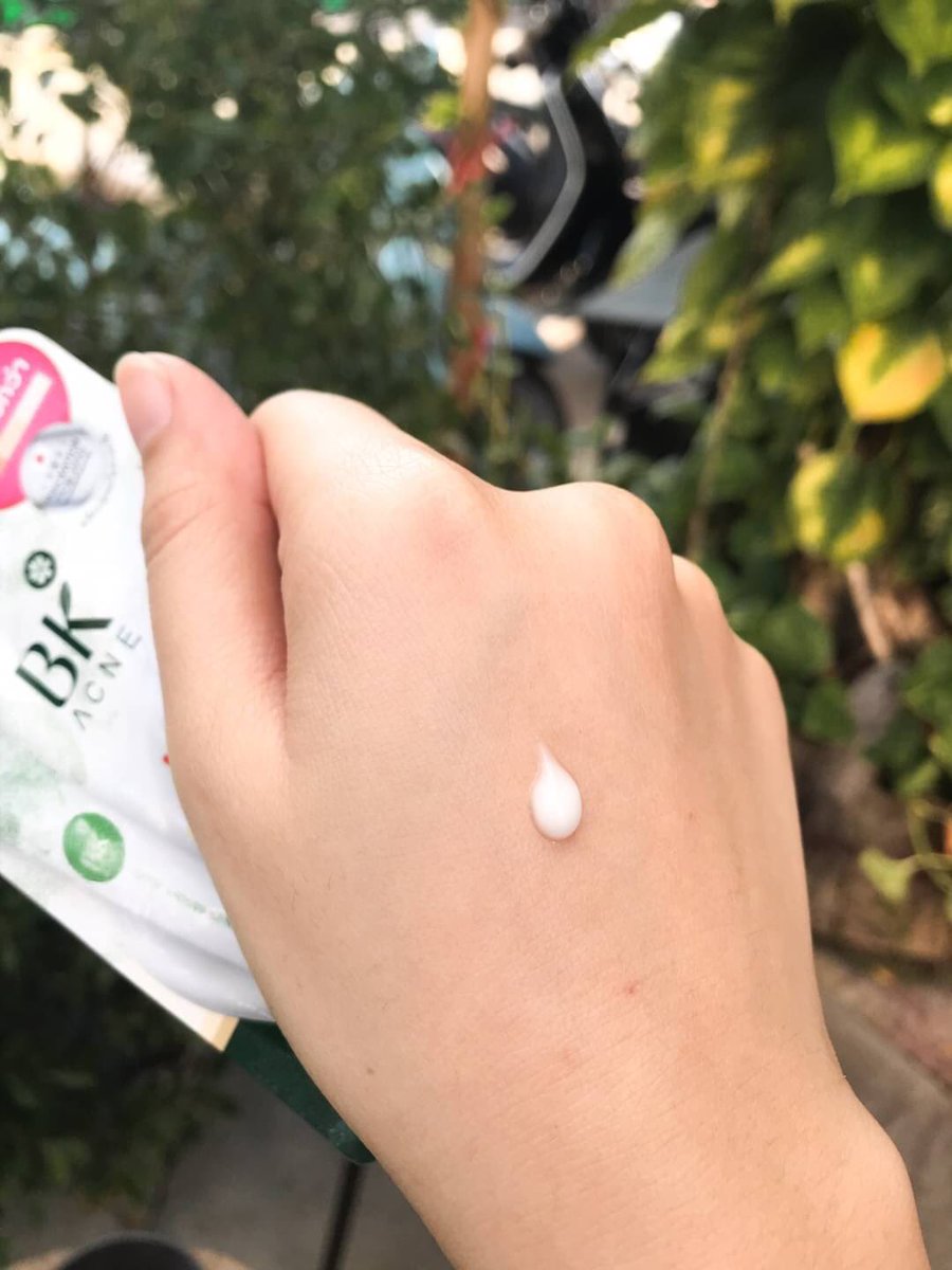 Toeyiest's tweet photo. Bk acne ซองนี้เป็นสูตรใหม่ ช่วยลดรอยสิว รอยดำ มีวิตามิน ใช้ทาเป็นครีมบำรุงช่วยให้หน้ากระจ่างใสเร็วขึ้นกว่าเดิม ✨
พิกัด7-11 ราคา 49 บาท  #ExpertBrightPLUS #ครีมลดรอยสิว #ครีมช้างเผือก #ช้างเผือกเซเว่น #รีวิวเซเว่น #ของดีเซเว่น https://t.co/mVisW2e8RB