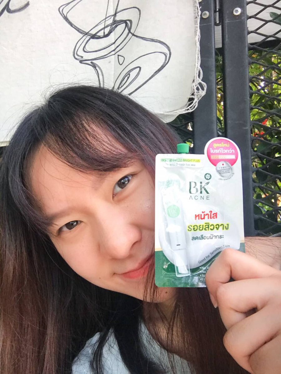 Toeyiest's tweet photo. Bk acne ซองนี้เป็นสูตรใหม่ ช่วยลดรอยสิว รอยดำ มีวิตามิน ใช้ทาเป็นครีมบำรุงช่วยให้หน้ากระจ่างใสเร็วขึ้นกว่าเดิม ✨
พิกัด7-11 ราคา 49 บาท  #ExpertBrightPLUS #ครีมลดรอยสิว #ครีมช้างเผือก #ช้างเผือกเซเว่น #รีวิวเซเว่น #ของดีเซเว่น https://t.co/mVisW2e8RB
