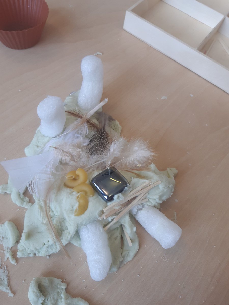 Saltoun_Primary's tweet photo. Brilliant creations with playdough this morning 'I've made a face' said R #playdough #finemotorskillsdevelopment #sensory #cooperativelearning #conversation https://t.co/gnbJ7TJavK