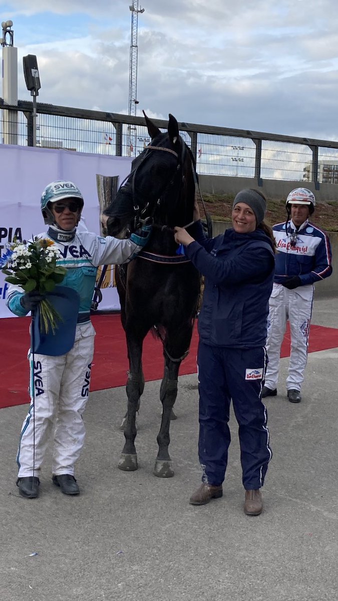 Aranka Face tog tredje raka segern i lördags på Åby. Örjan satt i sulkyn och serverade Aranka ett kanonlopp. Pernilla är det som sköter om Aranka Face⭐️🥂🥇🏆