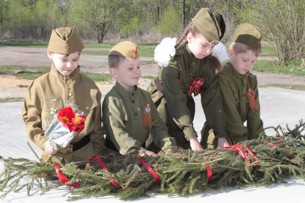 Я хочу, чтобы яркое солнце светило,
Чтобы снились всегда только добрые сны
Чтоб Россия героев своих не забыла
Чтобы не было больше войны
Я хочу, чтобы не было больше войны!