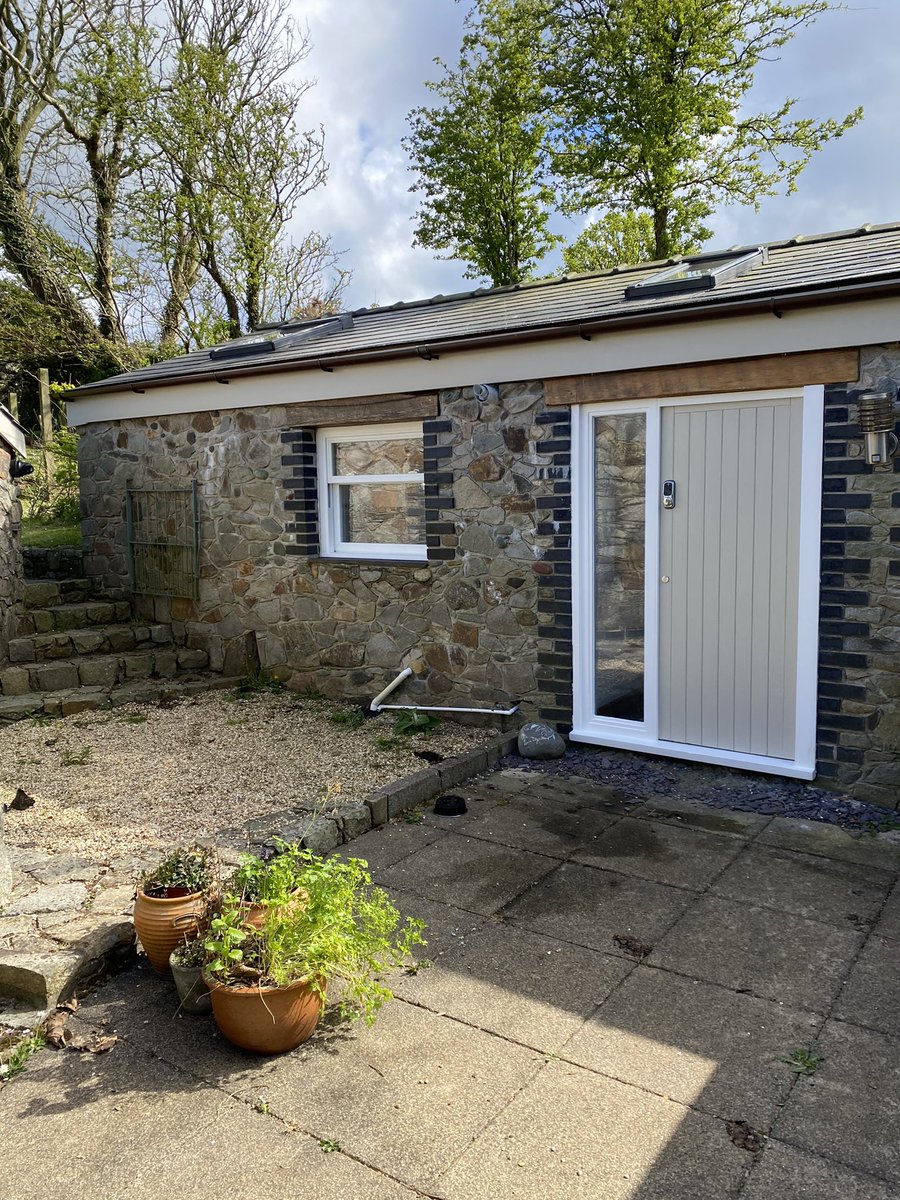 SJCDECOR's tweet photo. Small exterior completed a few weeks ago when it was still sunny 🙄 https://t.co/uIWtMsXJZ3
