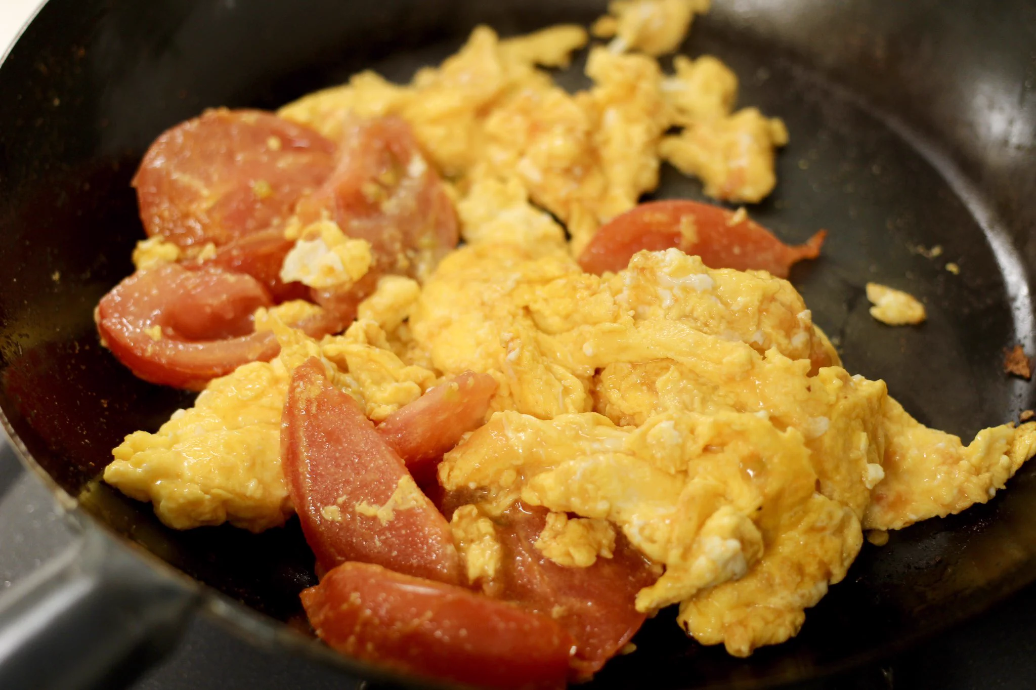 ある調味料を入れることで冷めてもふわふわに？！卵を炒める料理をするとき、知っておきたいテクニック！
