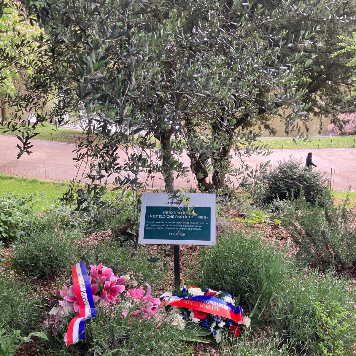marielaurencefl's tweet photo. #10MAI journée nationale des mémoires de la traite, de l’esclavage et de leurs abolitions. En 2001, la #LoiTaubira reconnaissait l'esclavage en tant que crime contre l'humanité. Ne laissons pas d'autres siècles passer sans voir le mot #égalité prendre enfin tout son sens. https://t.co/1gexpK1Kos