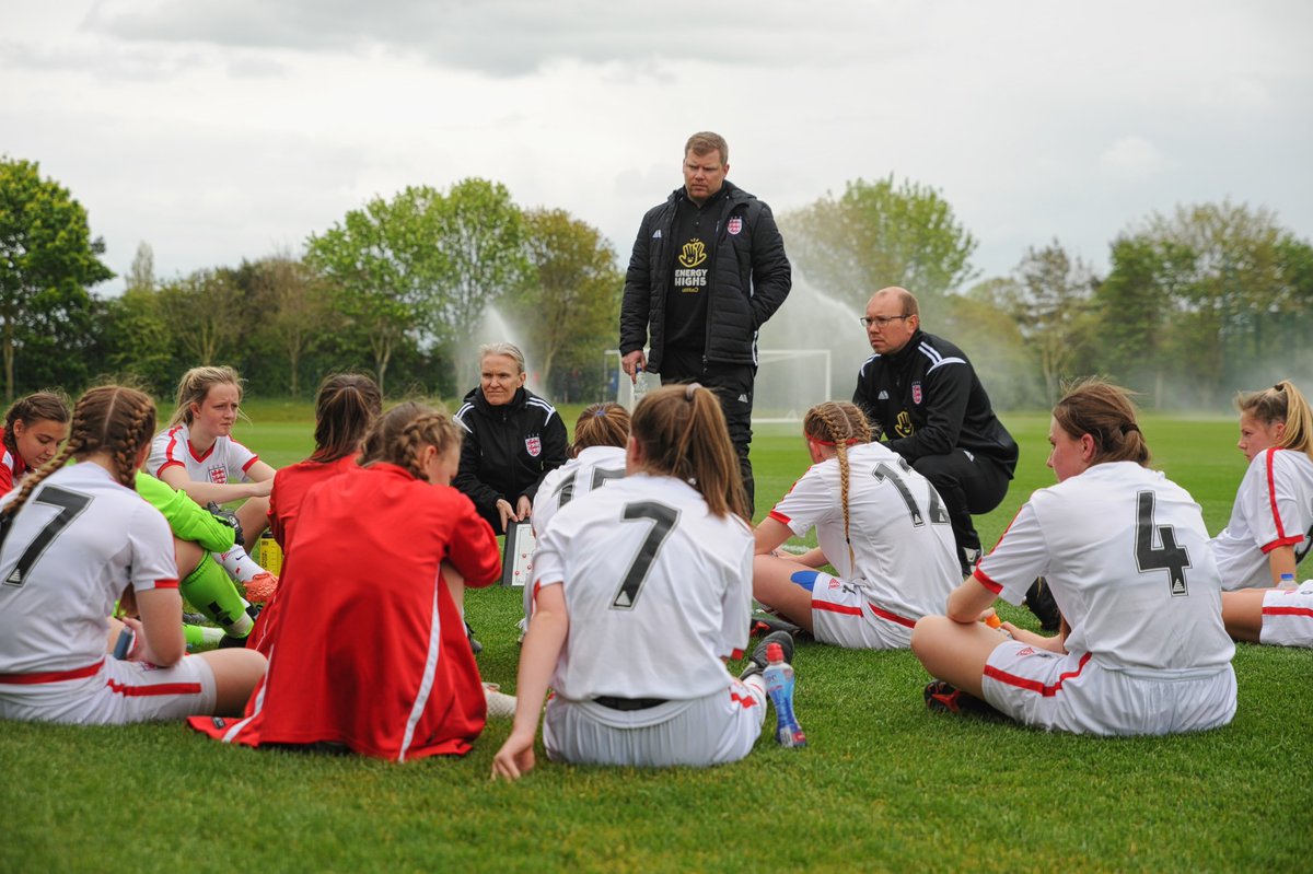 SchoolsFootball's tweet image. England U15 Schoolgirls  🏴󠁧󠁢󠁥󠁮󠁧󠁿

Our #England Girls were back with a bang this weekend with a 6-2 victory against a strong and determined welsh side. 👏

 📸 @353photo 
 📝 Full match report  👉 loom.ly/7U-nEL0 
#EnglandSchoolgirls #girlsfootball 
 🔴 🔵 ⚪