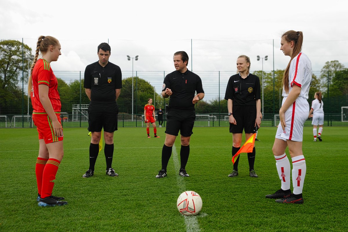 SchoolsFootball's tweet image. England U15 Schoolgirls  🏴󠁧󠁢󠁥󠁮󠁧󠁿

Our #England Girls were back with a bang this weekend with a 6-2 victory against a strong and determined welsh side. 👏

 📸 @353photo 
 📝 Full match report  👉 loom.ly/7U-nEL0 
#EnglandSchoolgirls #girlsfootball 
 🔴 🔵 ⚪