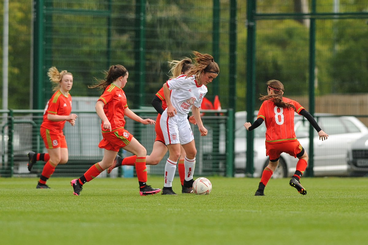 SchoolsFootball's tweet image. England U15 Schoolgirls  🏴󠁧󠁢󠁥󠁮󠁧󠁿

Our #England Girls were back with a bang this weekend with a 6-2 victory against a strong and determined welsh side. 👏

 📸 @353photo 
 📝 Full match report  👉 loom.ly/7U-nEL0 
#EnglandSchoolgirls #girlsfootball 
 🔴 🔵 ⚪