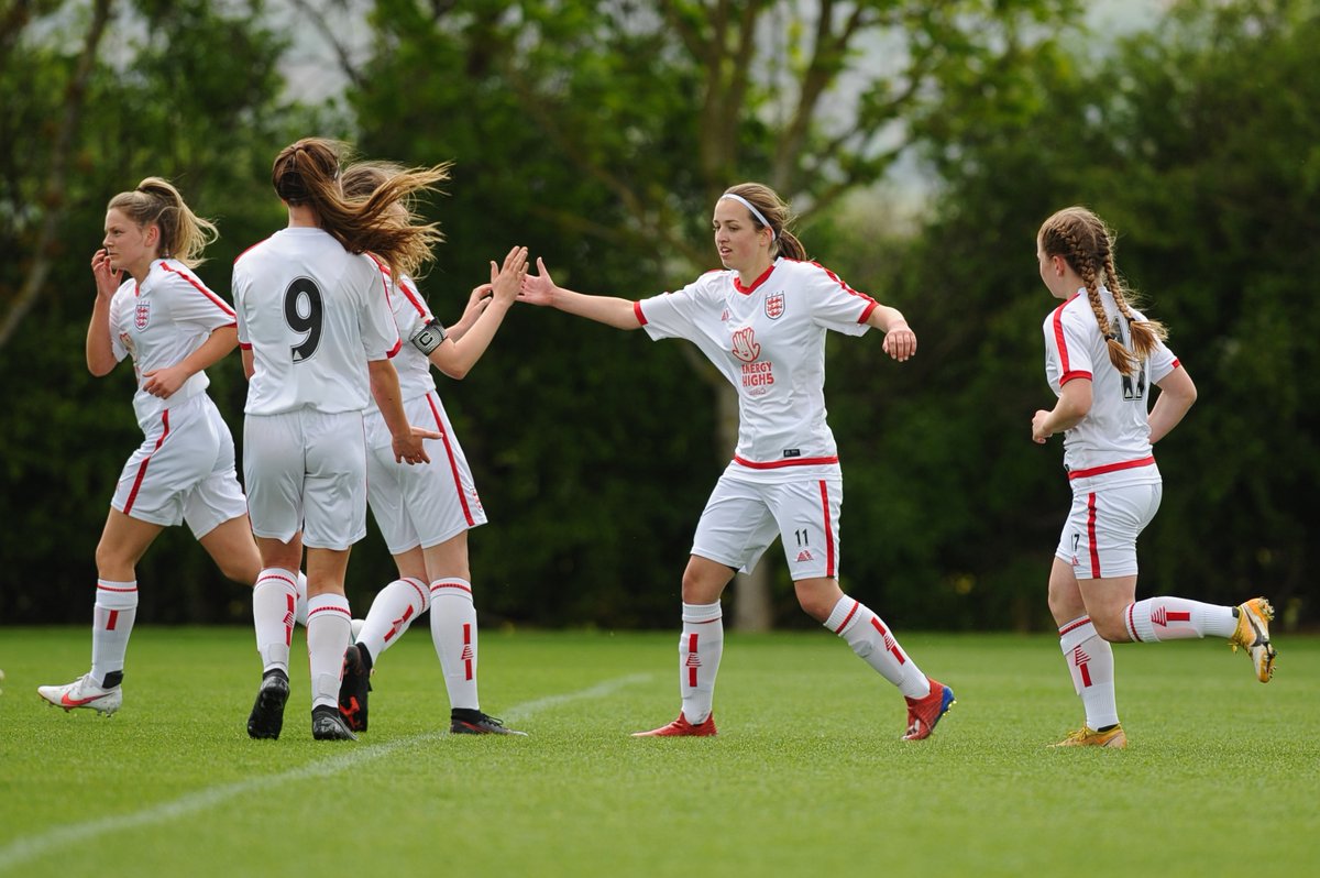 SchoolsFootball's tweet image. England U15 Schoolgirls  🏴󠁧󠁢󠁥󠁮󠁧󠁿

Our #England Girls were back with a bang this weekend with a 6-2 victory against a strong and determined welsh side. 👏

 📸 @353photo 
 📝 Full match report  👉 loom.ly/7U-nEL0 
#EnglandSchoolgirls #girlsfootball 
 🔴 🔵 ⚪