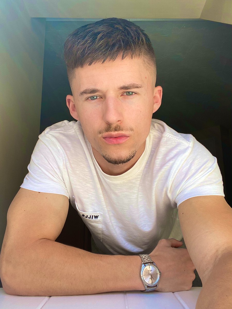 Chris 🇬🇧 on Twitter: "Not naked for once. 😱 https://t.co/e57DE7eL1N…