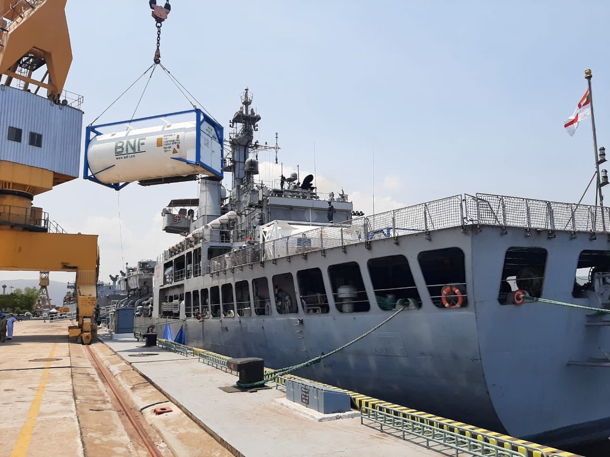 INS Airavat with critical medical stores including 8 cryogenic oxygen tanks and 3898 oxygen cylinders from #Singapore arrives in Visakhapatnam

#Unite2FightCorona 

Read: pib.gov.in/PressReleasePa…